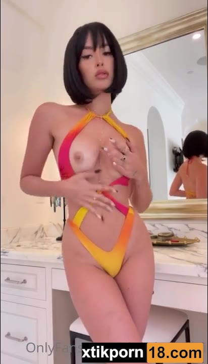 Elena Kamperi Teasing Tits Nipp