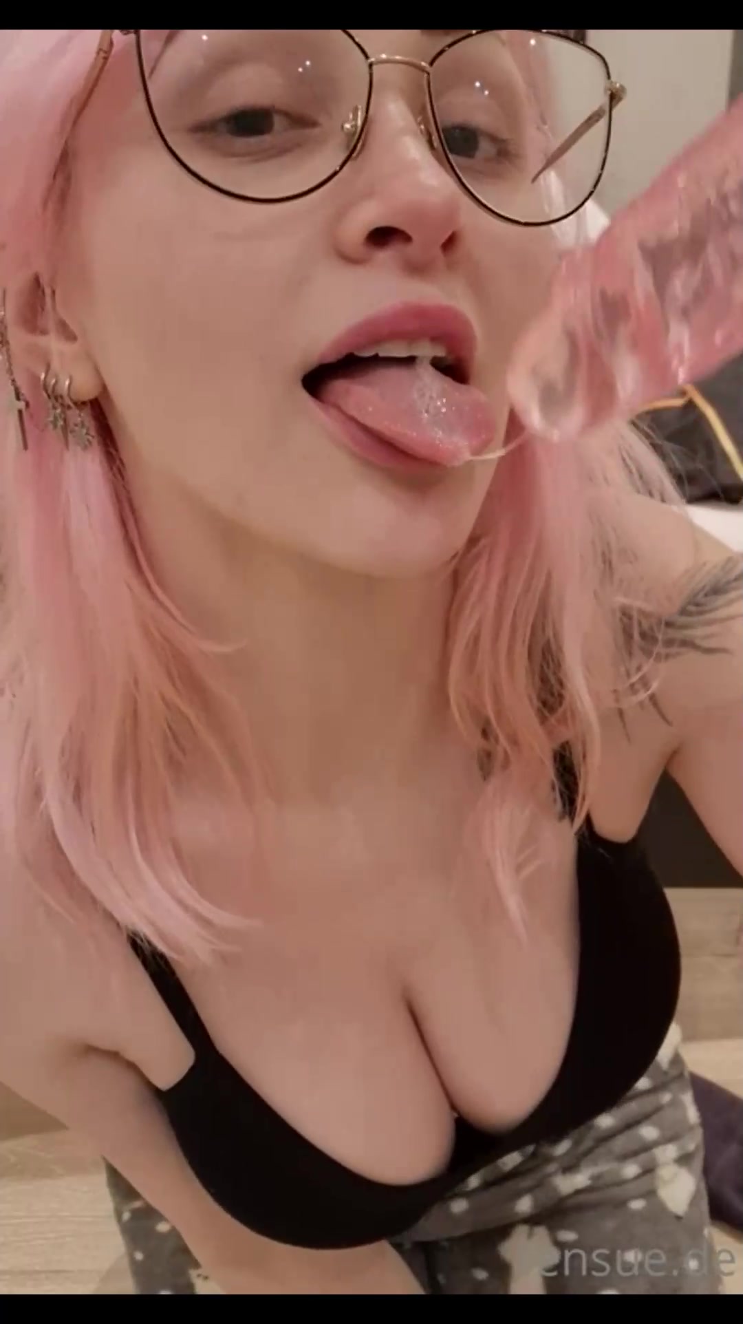 Liensue HOT Video dildo sucking too lewd