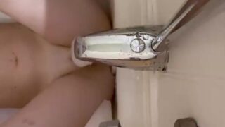 Noarmsvip aka Noarmsgirl HOT Video Masturbating Water Tap Pussy